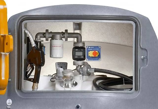 Swimer 2500L polttoainesäiliö valuma-altaalla