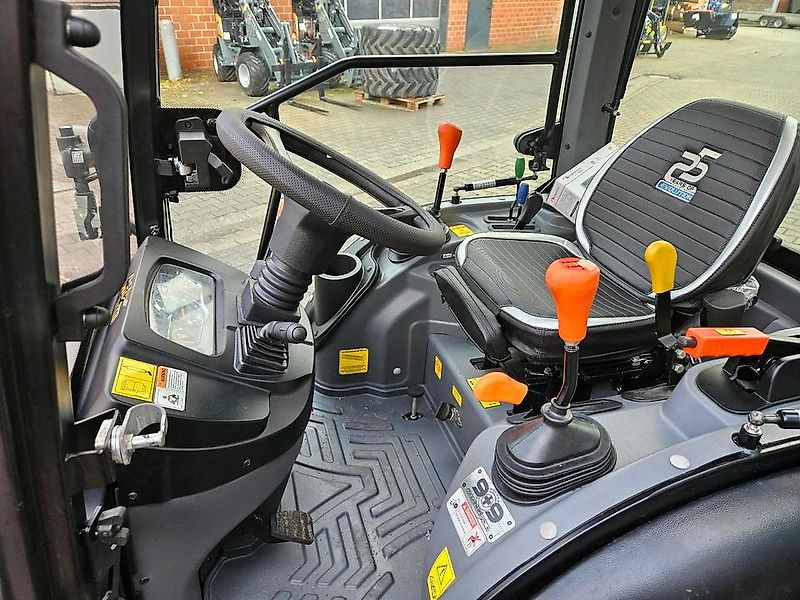 Solis 26 9+9 Panther, mit Kabine und Industrie