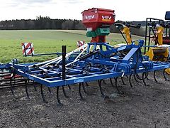 Agripol Leichtgrubber KOBALT 500 H mit AGRO-MASZ SP200 pneumatische Sämaschine Federzinken