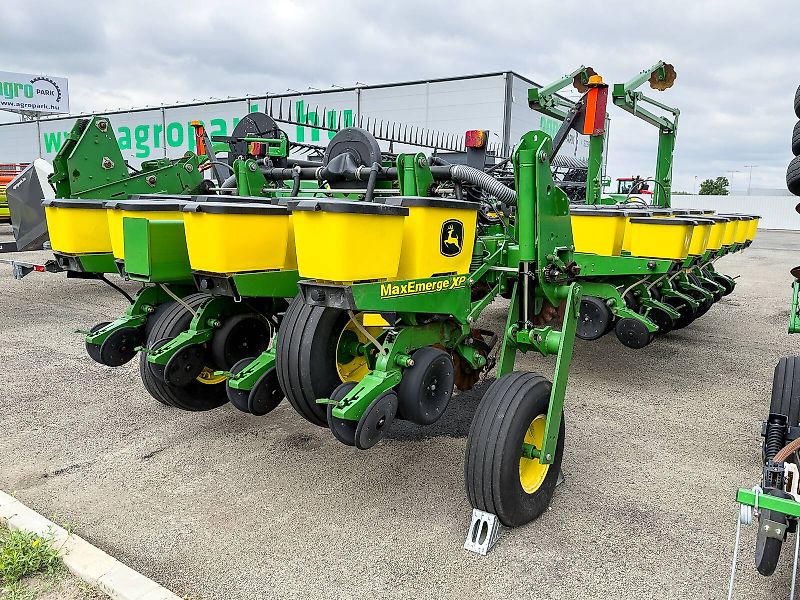 John Deere 1770NT MaxEmerge XP 16 row seeder, foldable, with Computer-Trak 350 control unit