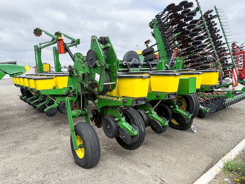 John Deere 1770NT MaxEmerge XP 16 row seeder, foldable, with Computer-Trak 350 control unit