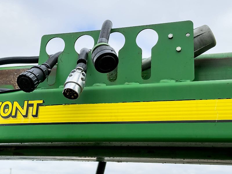 John Deere 1770NT MaxEmerge XP 16 row seeder, foldable, with Computer-Trak 350 control unit