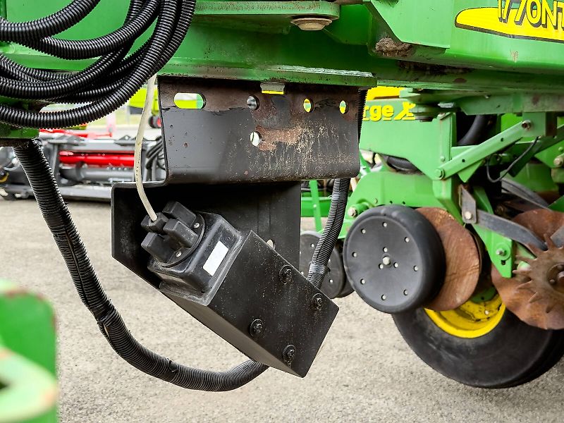 John Deere 1770NT MaxEmerge XP 16 row seeder, foldable, with Computer-Trak 350 control unit