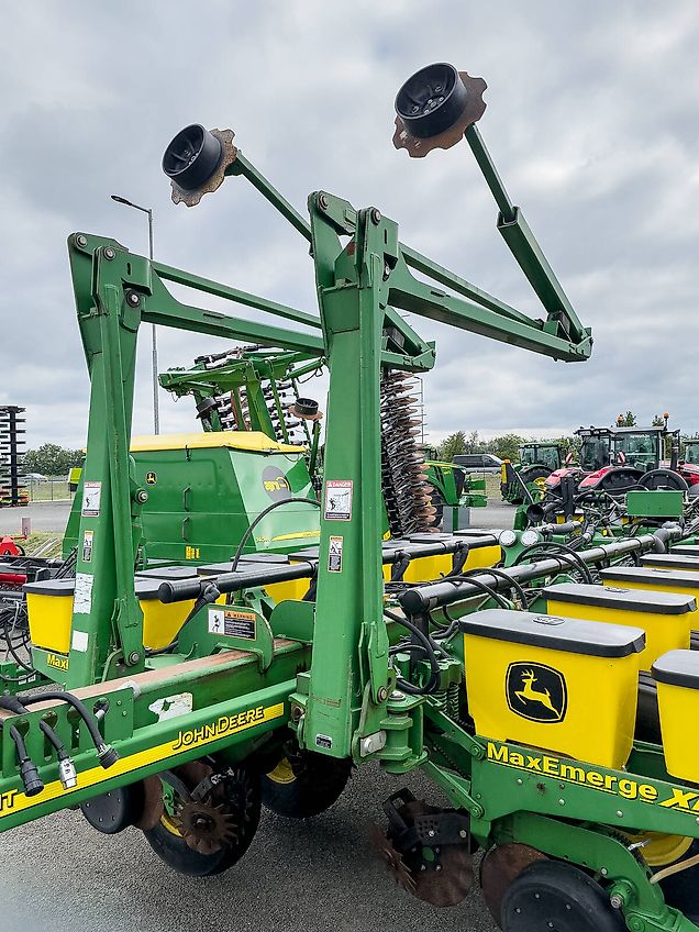 John Deere 1770NT MaxEmerge XP 16 row seeder, foldable, with Computer-Trak 350 control unit