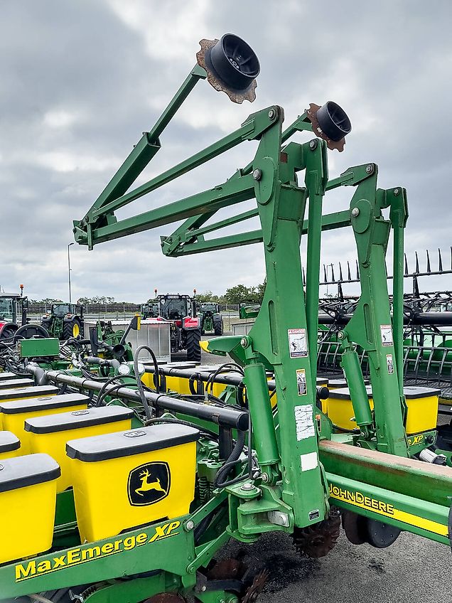 John Deere 1770NT MaxEmerge XP 16 row seeder, foldable, with Computer-Trak 350 control unit