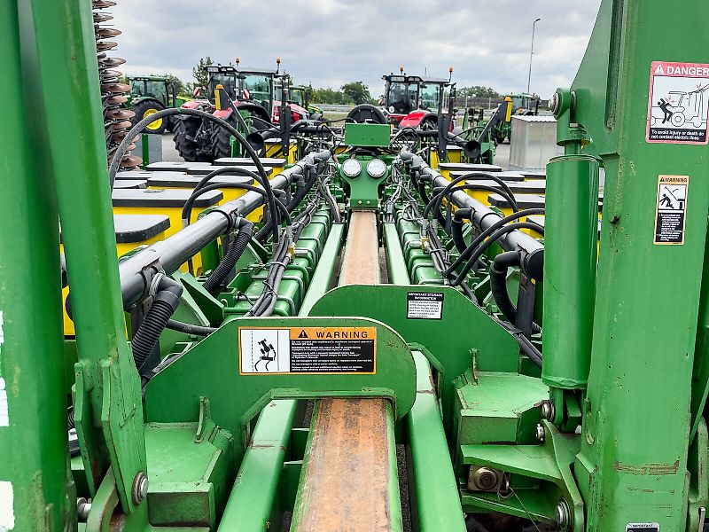 John Deere 1770NT MaxEmerge XP 16 row seeder, foldable, with Computer-Trak 350 control unit