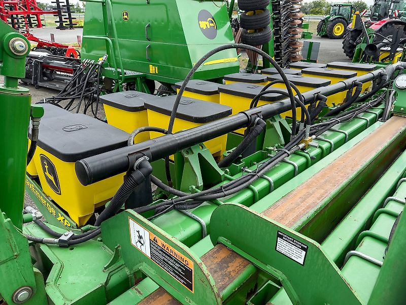 John Deere 1770NT MaxEmerge XP 16 row seeder, foldable, with Computer-Trak 350 control unit
