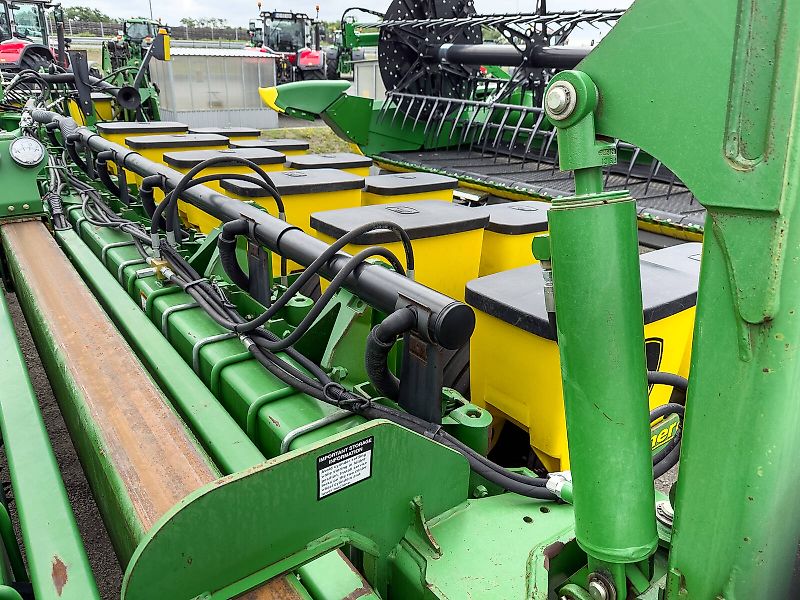 John Deere 1770NT MaxEmerge XP 16 row seeder, foldable, with Computer-Trak 350 control unit