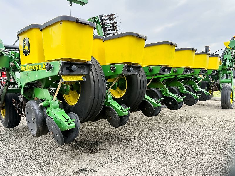 John Deere 1770NT MaxEmerge XP 16 row seeder, foldable, with Computer-Trak 350 control unit