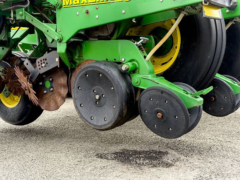 John Deere 1770NT MaxEmerge XP 16 row seeder, foldable, with Computer-Trak 350 control unit