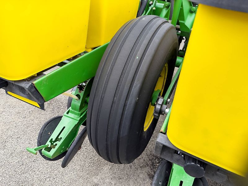 John Deere 1770NT MaxEmerge XP 16 row seeder, foldable, with Computer-Trak 350 control unit