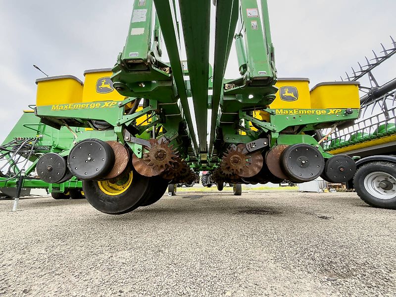 John Deere 1770NT MaxEmerge XP 16 row seeder, foldable, with Computer-Trak 350 control unit