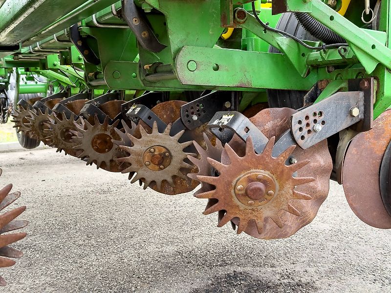 John Deere 1770NT MaxEmerge XP 16 row seeder, foldable, with Computer-Trak 350 control unit