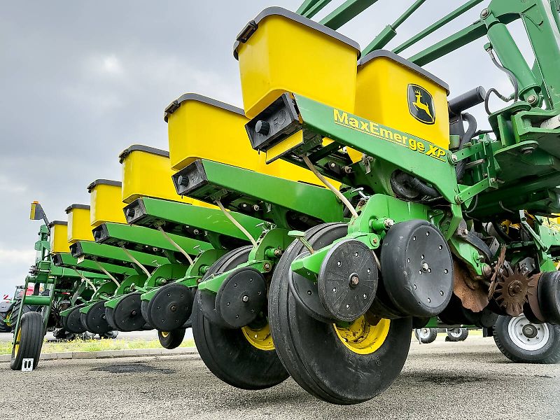 John Deere 1770NT MaxEmerge XP 16 row seeder, foldable, with Computer-Trak 350 control unit