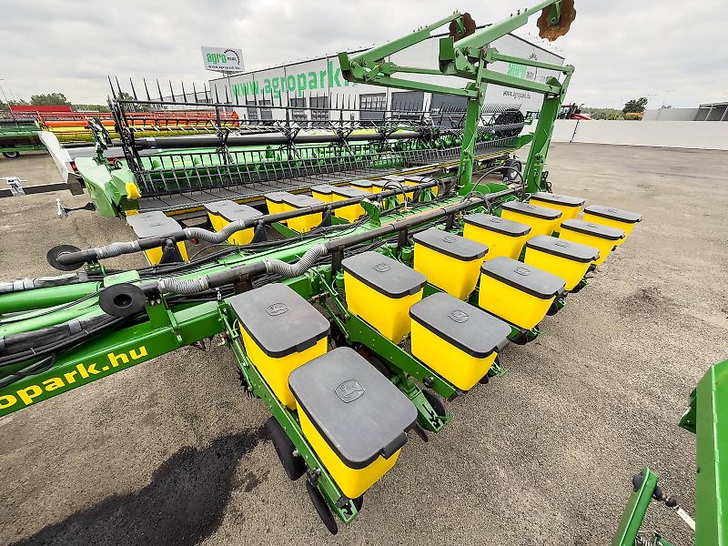 John Deere 1770NT MaxEmerge XP 16 row seeder, foldable, with Computer-Trak 350 control unit