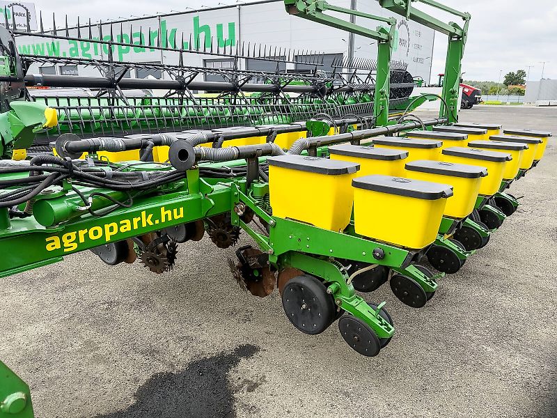 John Deere 1770NT MaxEmerge XP 16 row seeder, foldable, with Computer-Trak 350 control unit