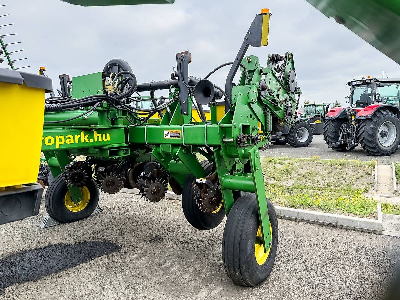 John Deere 1770NT MaxEmerge XP 16 row seeder, foldable, with Computer-Trak 350 control unit