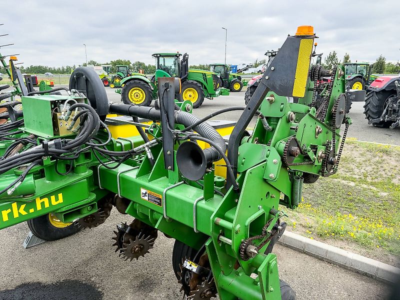 John Deere 1770NT MaxEmerge XP 16 row seeder, foldable, with Computer-Trak 350 control unit