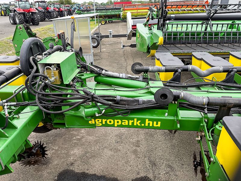 John Deere 1770NT MaxEmerge XP 16 row seeder, foldable, with Computer-Trak 350 control unit