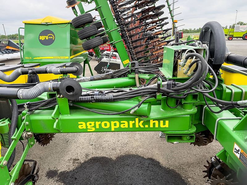 John Deere 1770NT MaxEmerge XP 16 row seeder, foldable, with Computer-Trak 350 control unit
