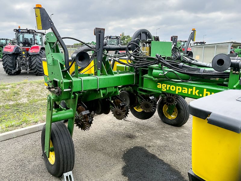 John Deere 1770NT MaxEmerge XP 16 row seeder, foldable, with Computer-Trak 350 control unit