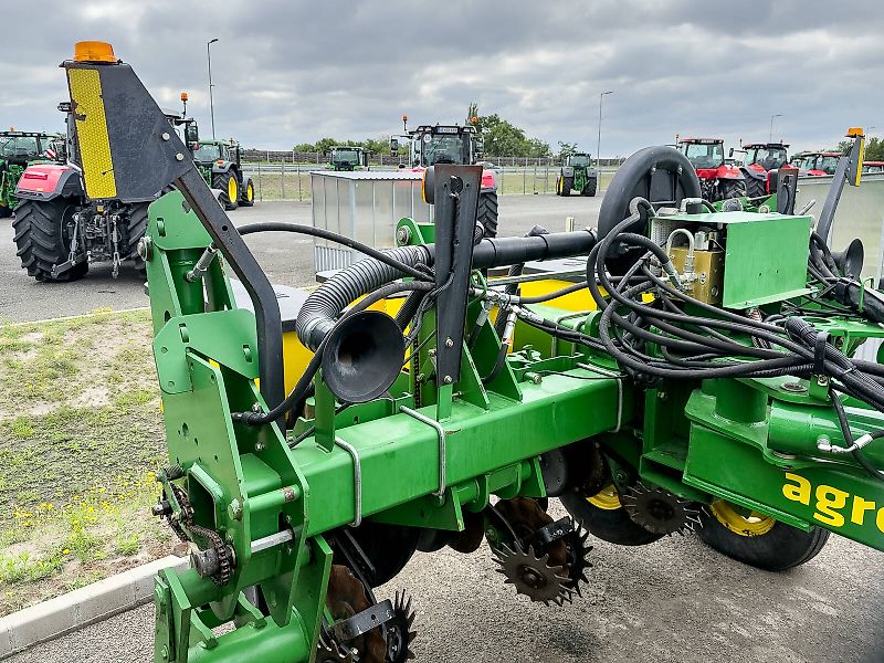 John Deere 1770NT MaxEmerge XP 16 row seeder, foldable, with Computer-Trak 350 control unit