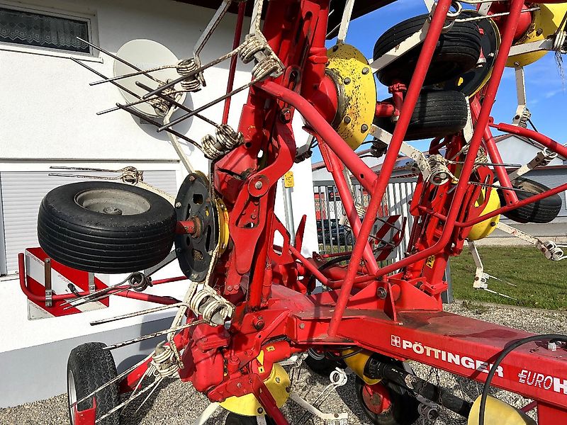 Pöttinger Eurohit 91 AZ - ein 8-er Kreiselheuer mit hydraulisch-klappbarem Transportfahrgestell