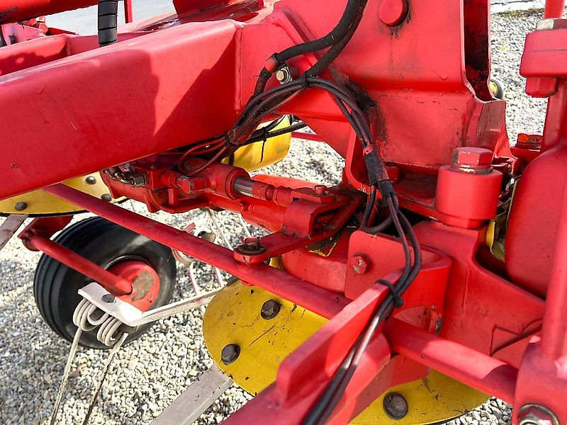 Pöttinger Eurohit 91 AZ - ein 8-er Kreiselheuer mit hydraulisch-klappbarem Transportfahrgestell