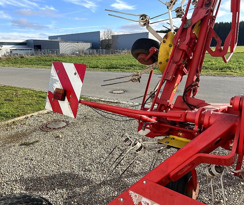 Pöttinger Eurohit 91 AZ - ein 8-er Kreiselheuer mit hydraulisch-klappbarem Transportfahrgestell