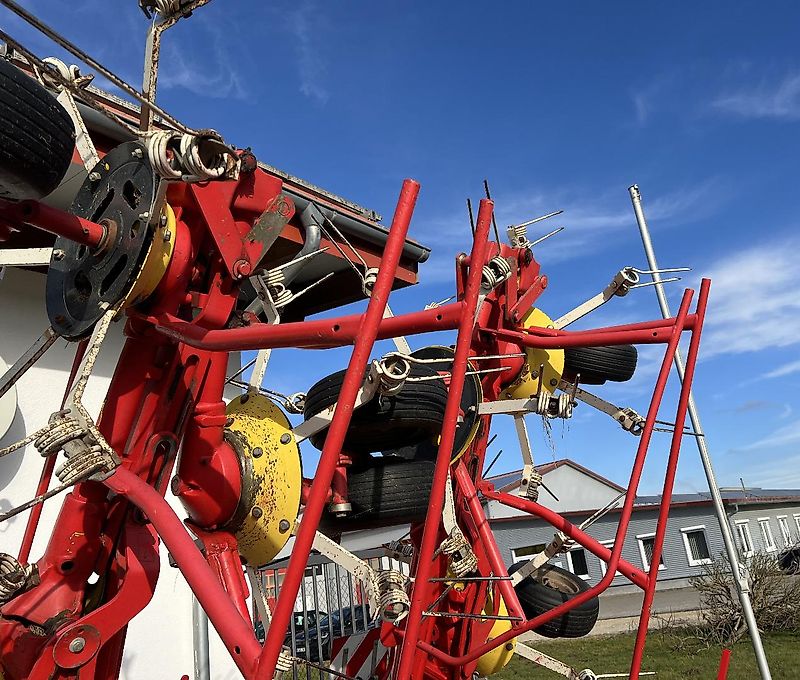 Pöttinger Eurohit 91 AZ - ein 8-er Kreiselheuer mit hydraulisch-klappbarem Transportfahrgestell