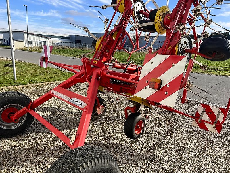 Pöttinger Eurohit 91 AZ - ein 8-er Kreiselheuer mit hydraulisch-klappbarem Transportfahrgestell