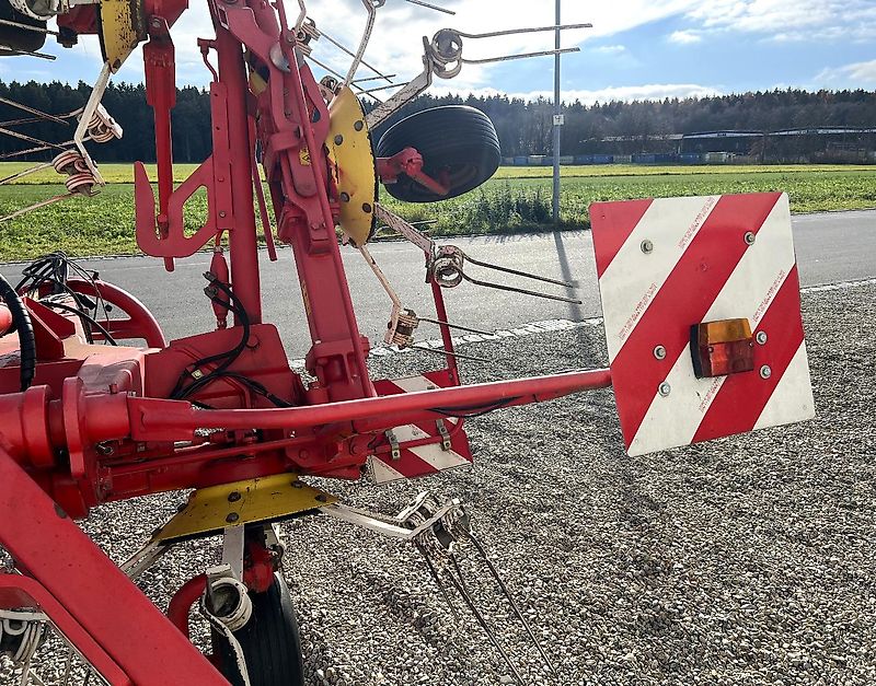 Pöttinger Eurohit 91 AZ - ein 8-er Kreiselheuer mit hydraulisch-klappbarem Transportfahrgestell