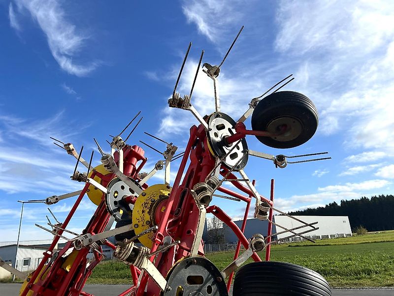 Pöttinger Eurohit 91 AZ - ein 8-er Kreiselheuer mit hydraulisch-klappbarem Transportfahrgestell