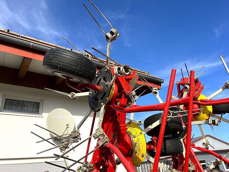 Pöttinger Eurohit 91 AZ - ein 8-er Kreiselheuer mit hydraulisch-klappbarem Transportfahrgestell