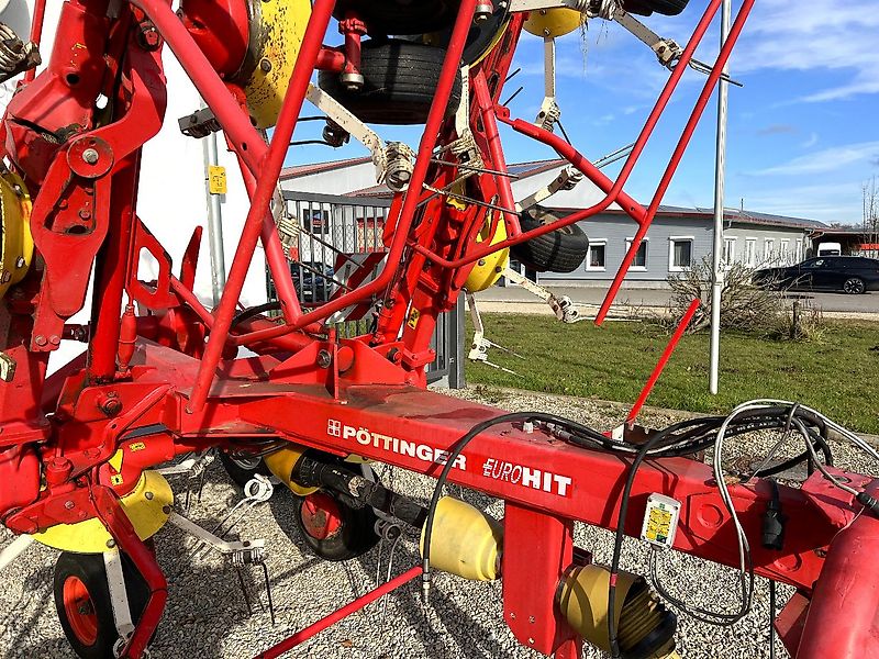 Pöttinger Eurohit 91 AZ - ein 8-er Kreiselheuer mit hydraulisch-klappbarem Transportfahrgestell