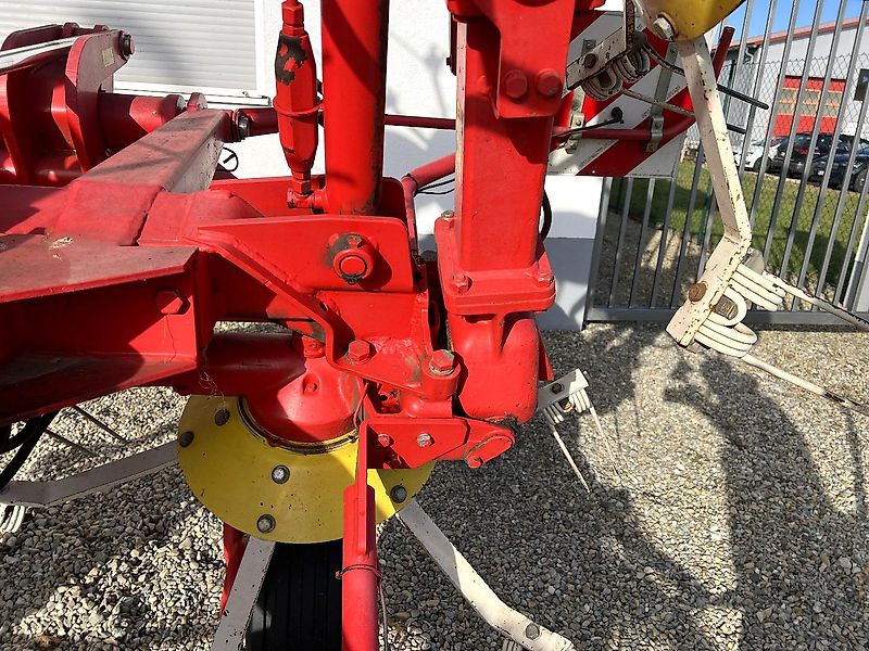 Pöttinger Eurohit 91 AZ - ein 8-er Kreiselheuer mit hydraulisch-klappbarem Transportfahrgestell