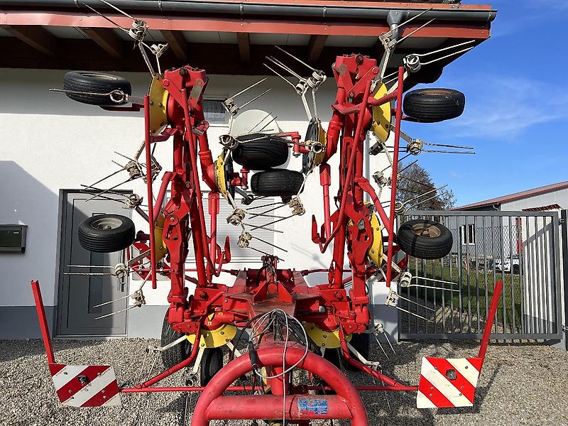 Pöttinger Eurohit 91 AZ - ein 8-er Kreiselheuer mit hydraulisch-klappbarem Transportfahrgestell