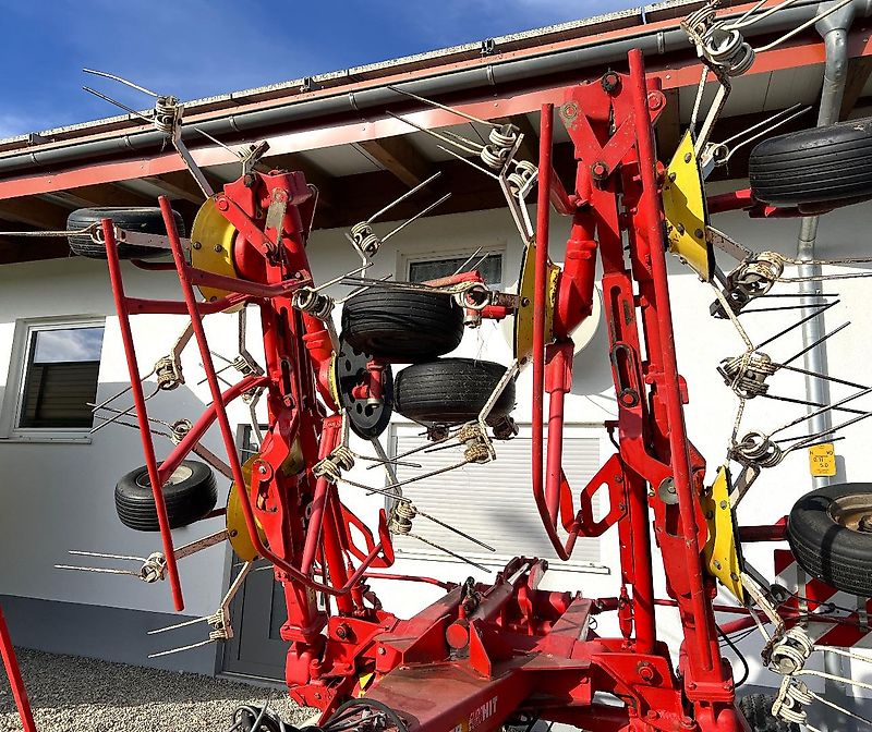 Pöttinger Eurohit 91 AZ - ein 8-er Kreiselheuer mit hydraulisch-klappbarem Transportfahrgestell