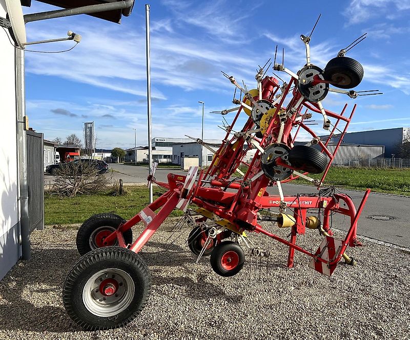 Pöttinger Eurohit 91 AZ - ein 8-er Kreiselheuer mit hydraulisch-klappbarem Transportfahrgestell