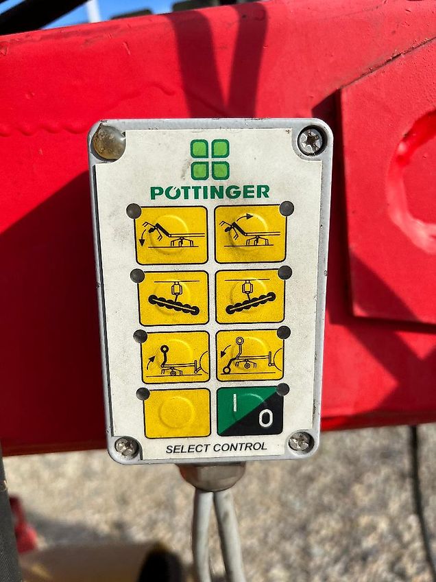 Pöttinger Eurohit 91 AZ - ein 8-er Kreiselheuer mit hydraulisch-klappbarem Transportfahrgestell