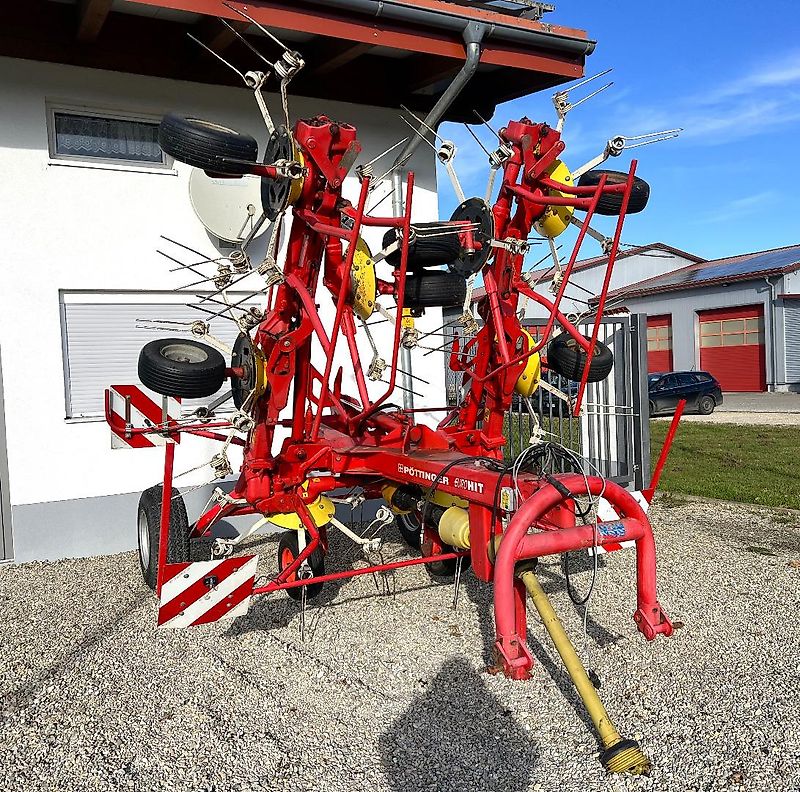 Pöttinger Eurohit 91 AZ - ein 8-er Kreiselheuer mit hydraulisch-klappbarem Transportfahrgestell