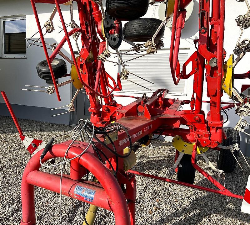 Pöttinger Eurohit 91 AZ - ein 8-er Kreiselheuer mit hydraulisch-klappbarem Transportfahrgestell