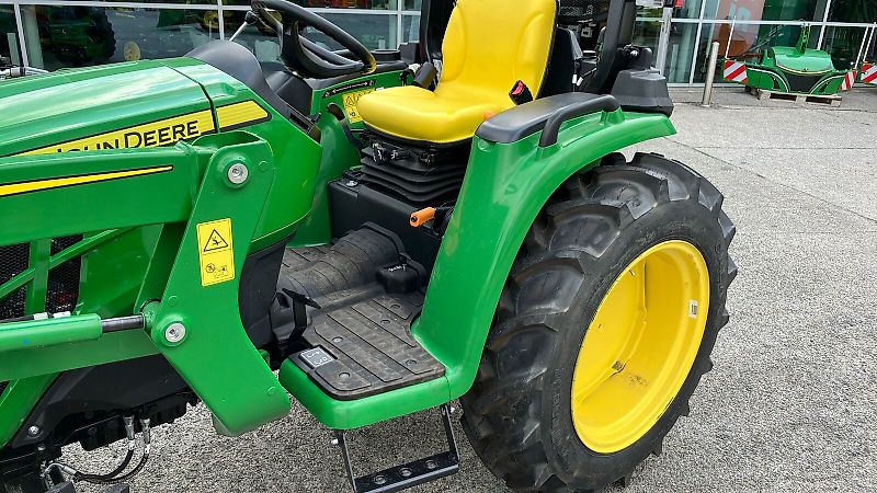 John Deere 3025E