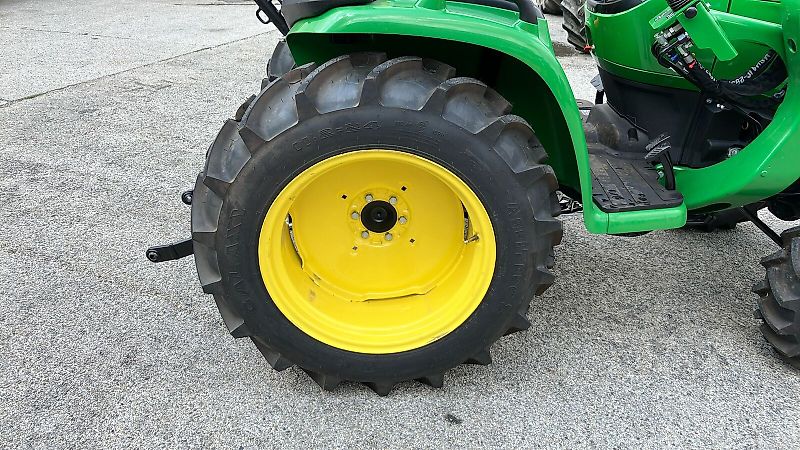 John Deere 3025E