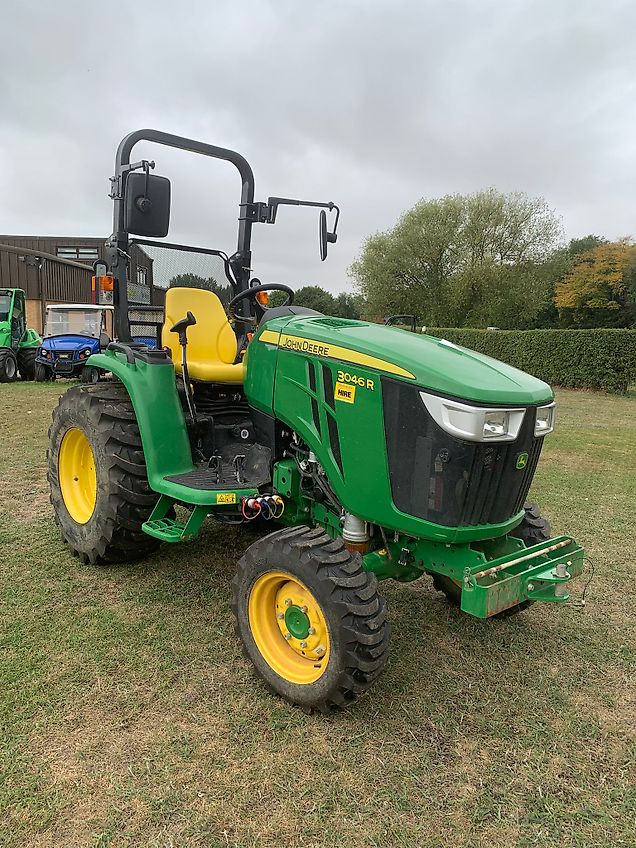 John Deere 3046R ROPS IT