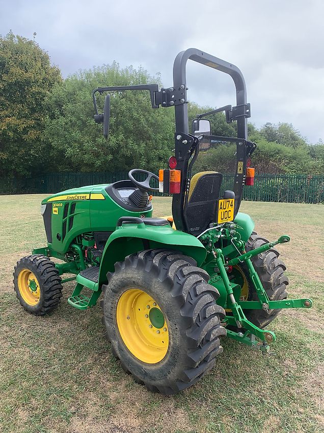 John Deere 3046R ROPS IT
