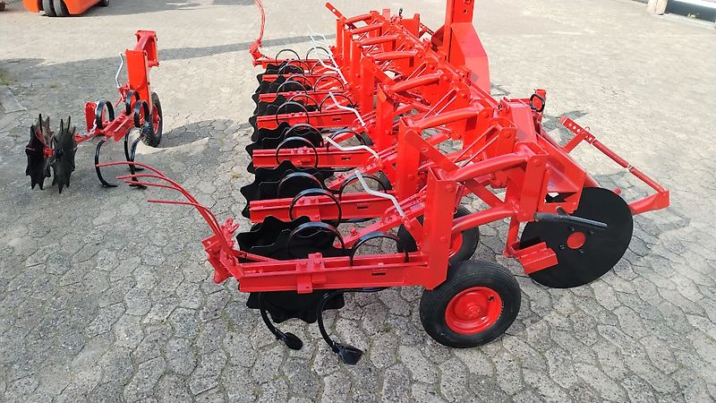 Gruse Gruse Gruse 7 reihiges Hackgerät Hackrahmenbreite 340 cm geklappt gezackte Kulturschutzscheiben ideal für 150cm Spurbreite zum Hacken von 3 Reihen zwischen den Schlepperspuren große Scheibenseche zur exakten Spurführung mit Vibrozinken