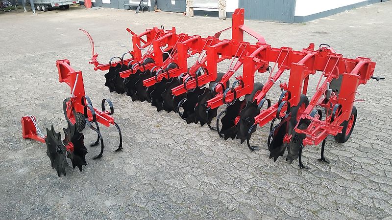 Gruse Gruse Gruse 7 reihiges Hackgerät Hackrahmenbreite 340 cm geklappt gezackte Kulturschutzscheiben ideal für 150cm Spurbreite zum Hacken von 3 Reihen zwischen den Schlepperspuren große Scheibenseche zur exakten Spurführung mit Vibrozinken