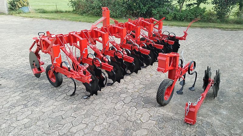 Gruse Gruse Gruse 7 reihiges Hackgerät Hackrahmenbreite 340 cm geklappt gezackte Kulturschutzscheiben ideal für 150cm Spurbreite zum Hacken von 3 Reihen zwischen den Schlepperspuren große Scheibenseche zur exakten Spurführung mit Vibrozinken